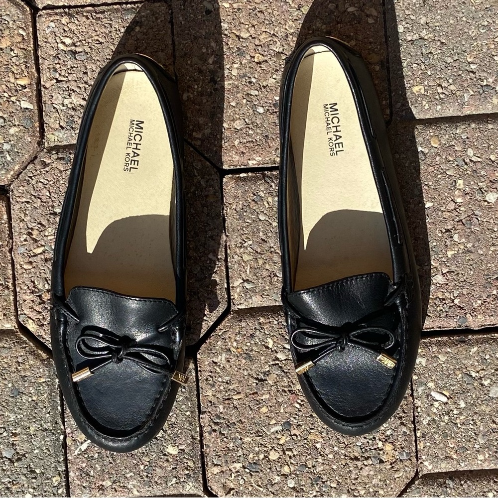 Michael Kors women black leather bow front moccasin loafer shoes. Size 6.5. Use.